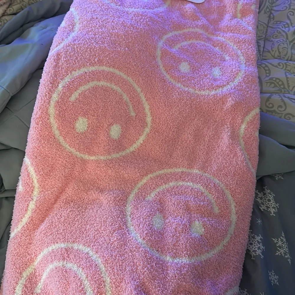 Cozy Cottage Pink Smiley Face Knitted Throw